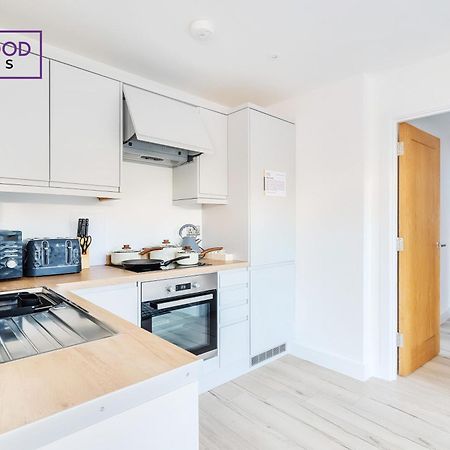 Redwood Stays: Modern Serviced Apartments with Free Parking & Streaming Basingstoke Exterior photo