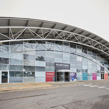 Redwood Stays: Modern Serviced Apartments with Free Parking & Streaming Basingstoke Exterior photo