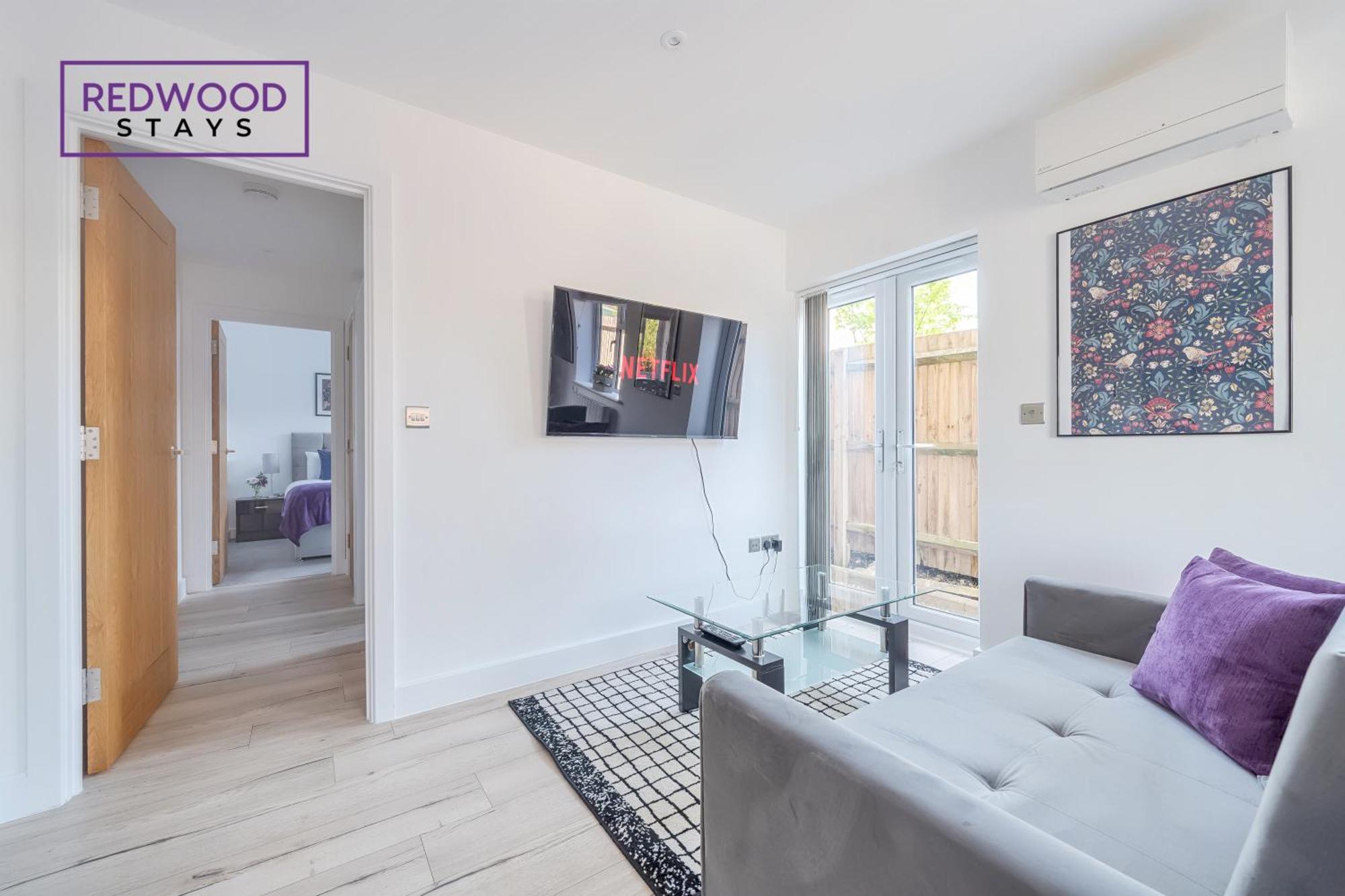 Redwood Stays: Modern Serviced Apartments with Free Parking & Streaming Basingstoke Exterior photo