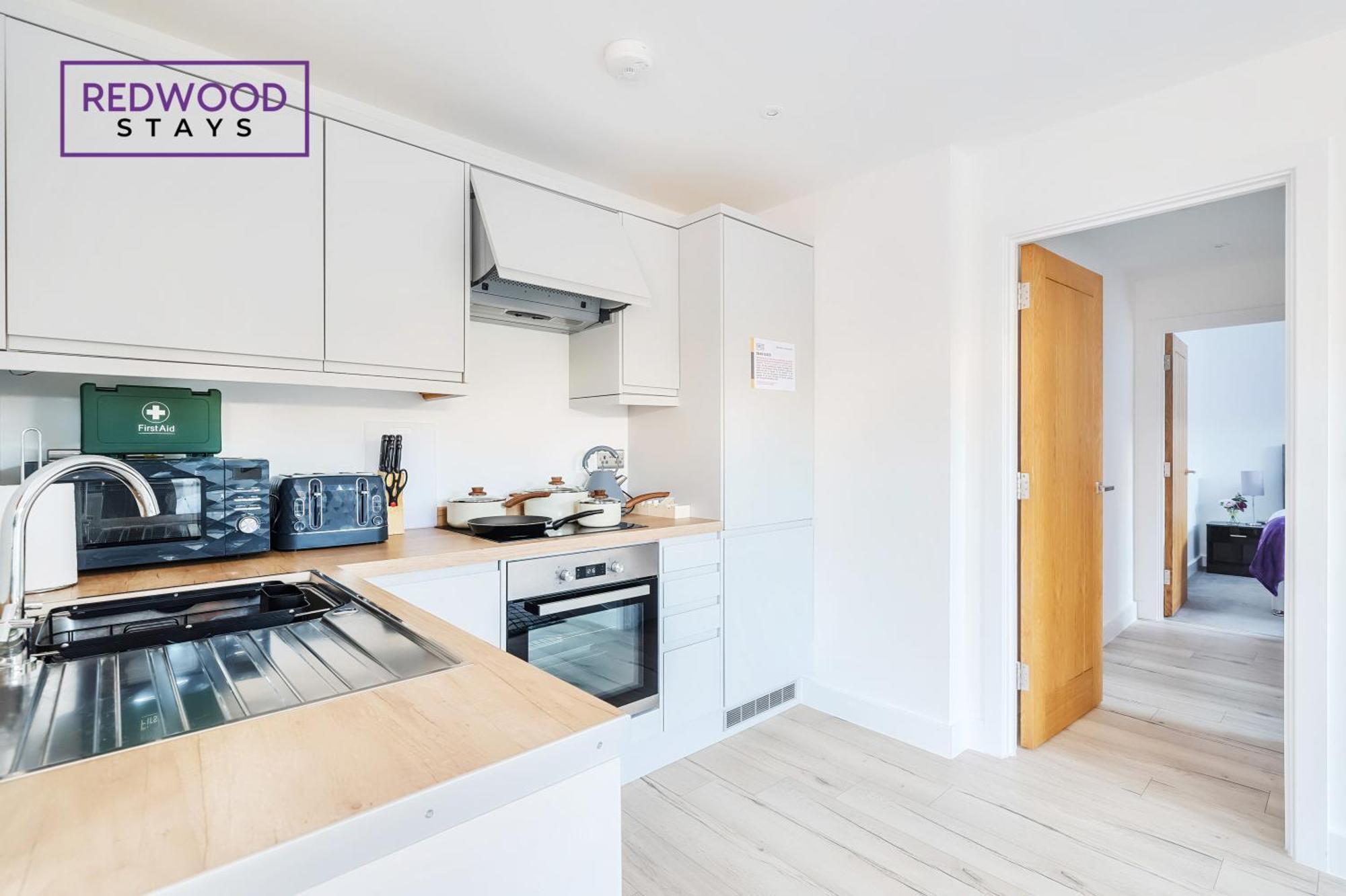 Redwood Stays: Modern Serviced Apartments with Free Parking & Streaming Basingstoke Exterior photo