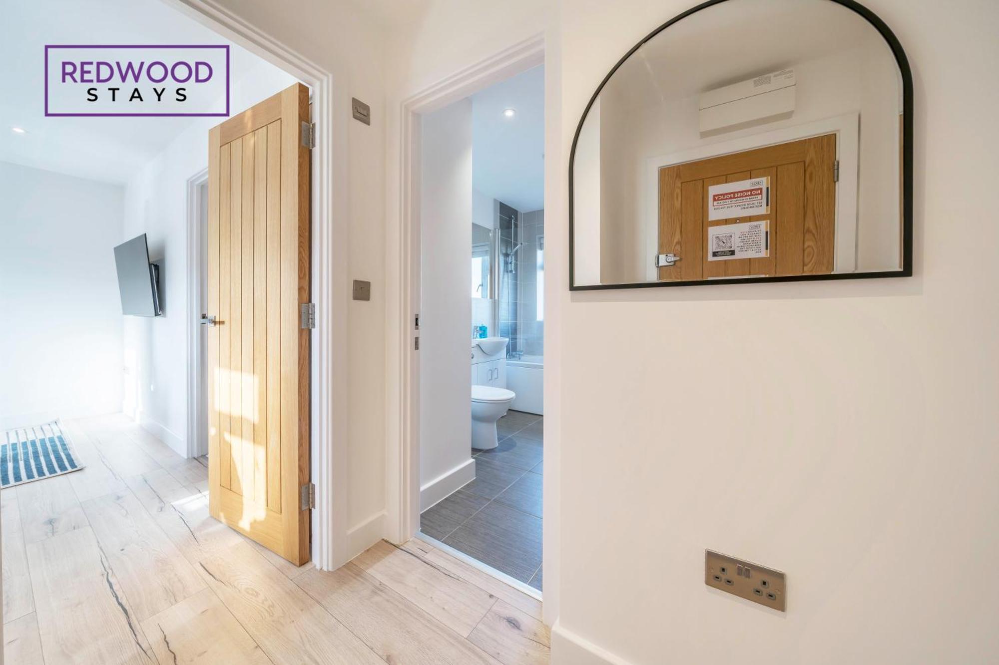 Redwood Stays: Modern Serviced Apartments with Free Parking & Streaming Basingstoke Exterior photo