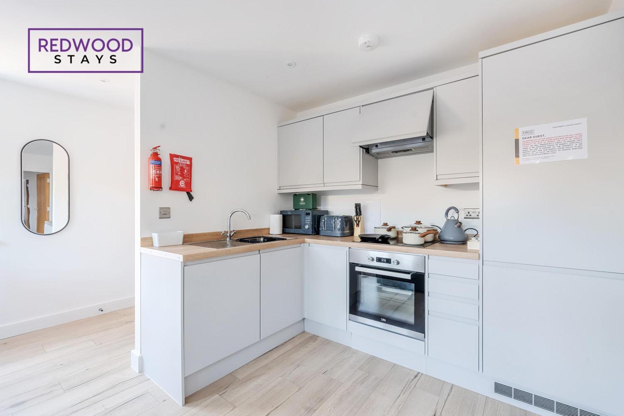 Redwood Stays: Modern Serviced Apartments with Free Parking & Streaming Basingstoke Exterior photo