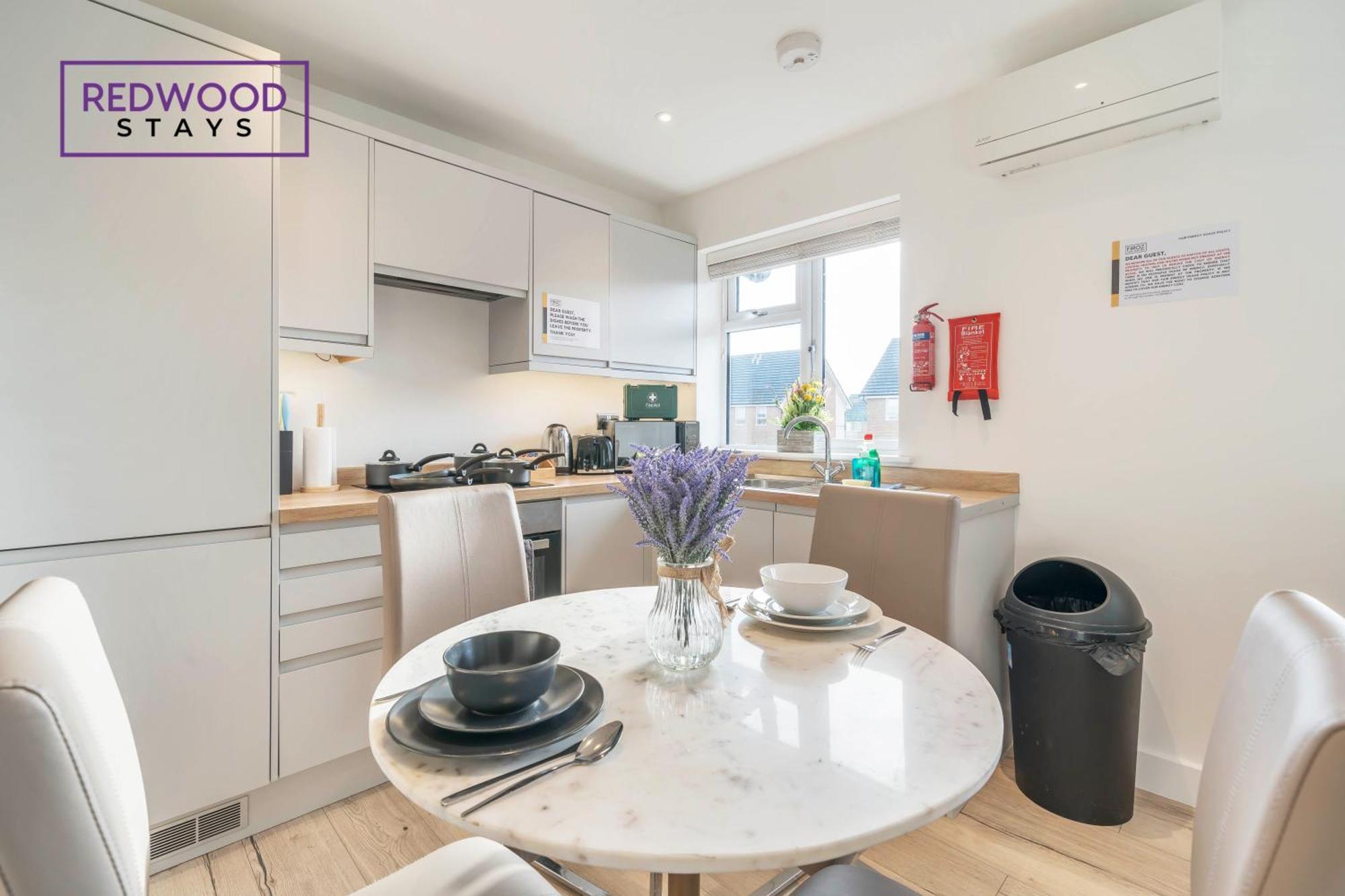 Redwood Stays: Modern Serviced Apartments with Free Parking & Streaming Basingstoke Exterior photo