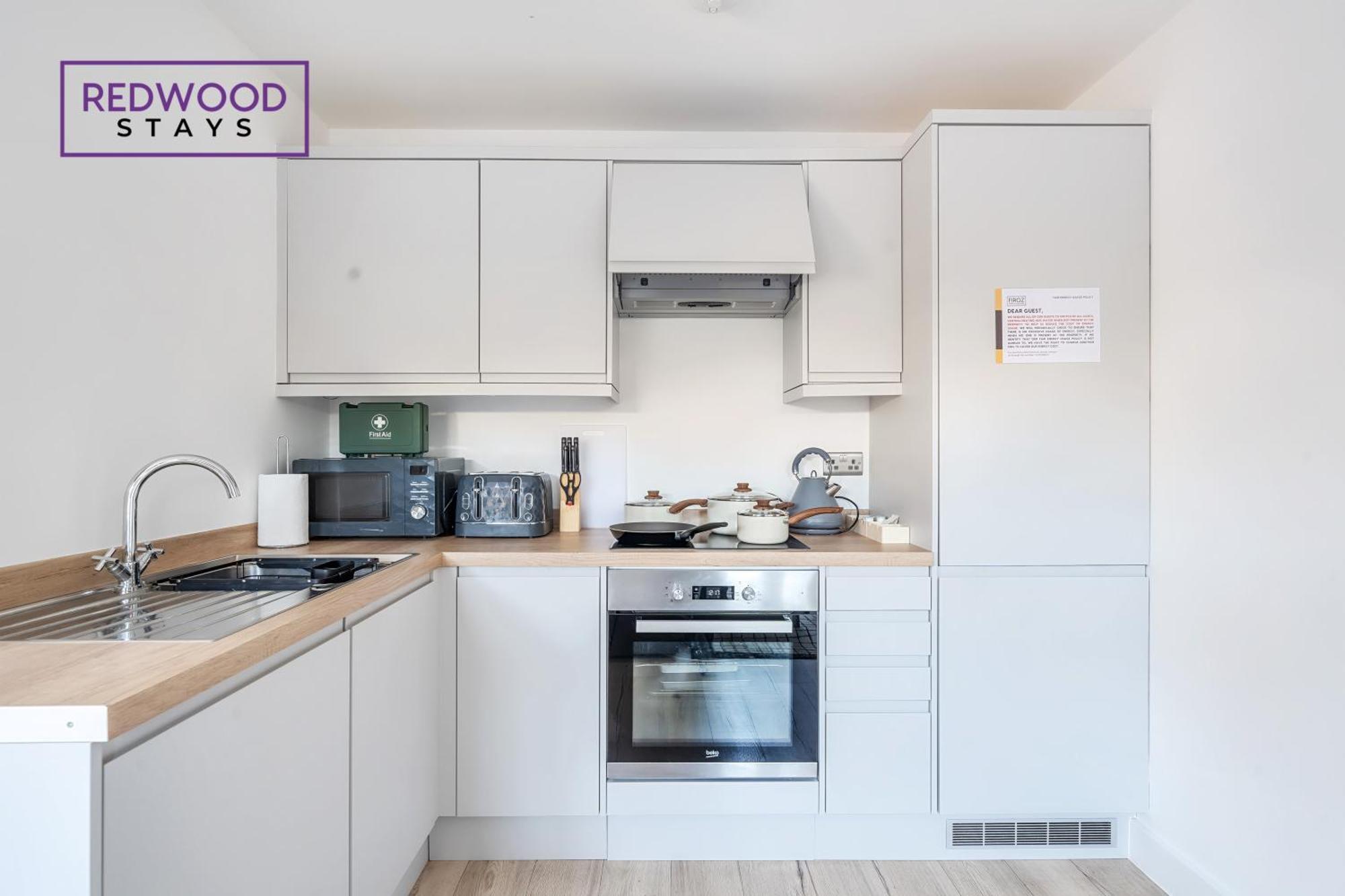 Redwood Stays: Modern Serviced Apartments with Free Parking & Streaming Basingstoke Exterior photo