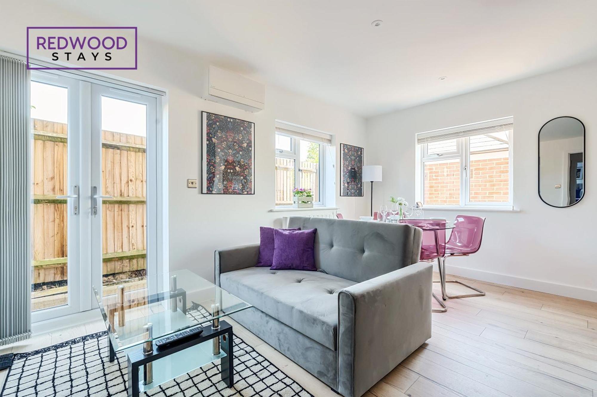 Redwood Stays: Modern Serviced Apartments with Free Parking & Streaming Basingstoke Exterior photo