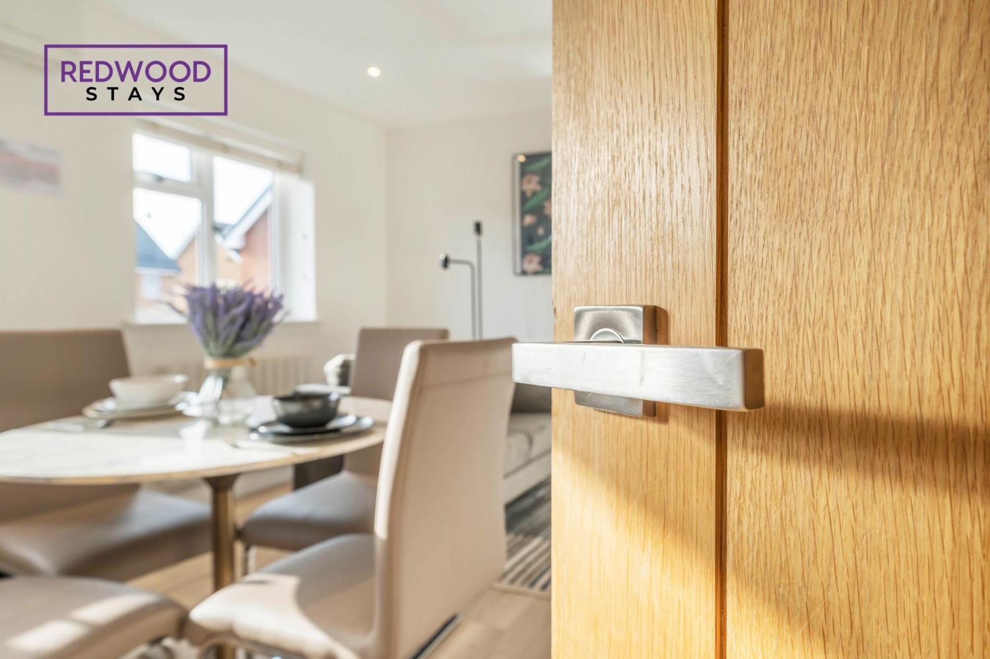 Redwood Stays: Modern Serviced Apartments with Free Parking & Streaming Basingstoke Exterior photo