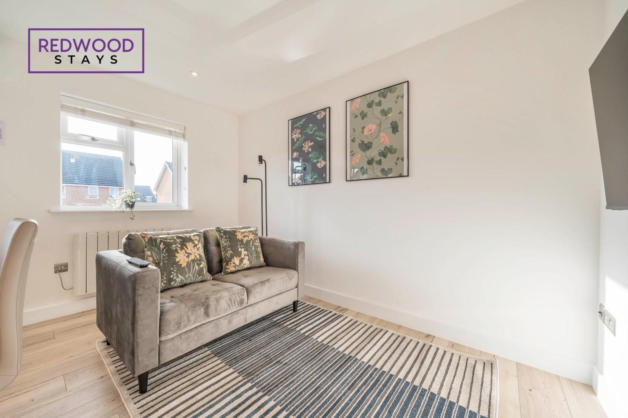Redwood Stays: Modern Serviced Apartments with Free Parking & Streaming Basingstoke Exterior photo