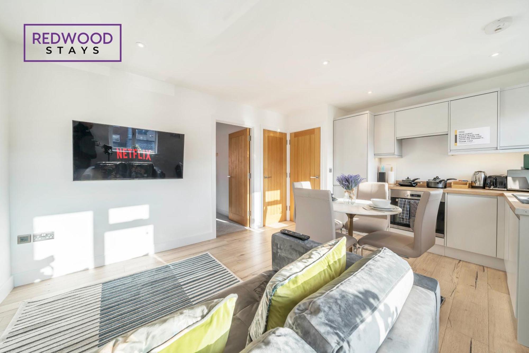 Redwood Stays: Modern Serviced Apartments with Free Parking & Streaming Basingstoke Exterior photo