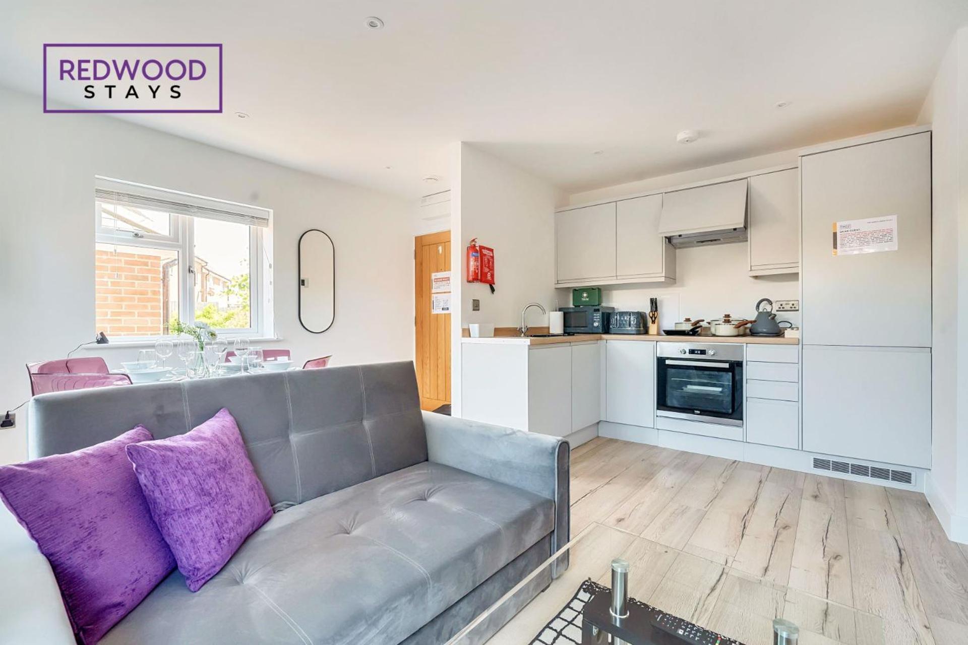 Redwood Stays: Modern Serviced Apartments with Free Parking & Streaming Basingstoke Exterior photo