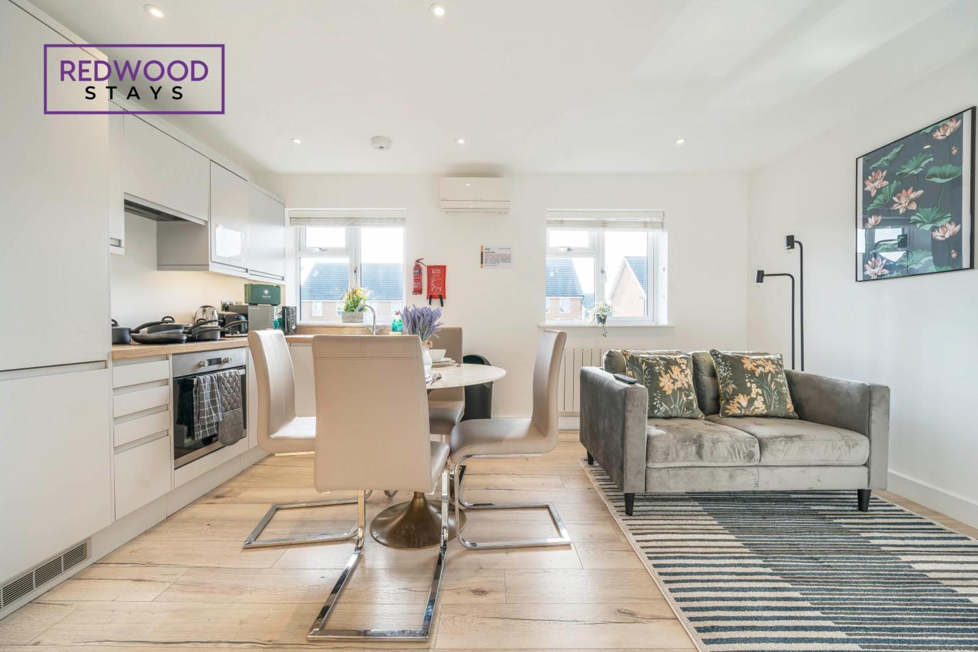 Redwood Stays: Modern Serviced Apartments with Free Parking & Streaming Basingstoke Exterior photo