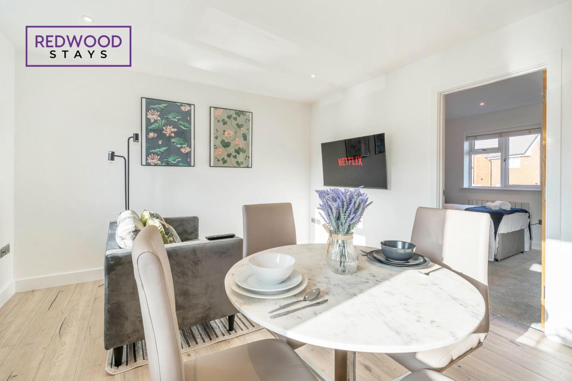 Redwood Stays: Modern Serviced Apartments with Free Parking & Streaming Basingstoke Exterior photo