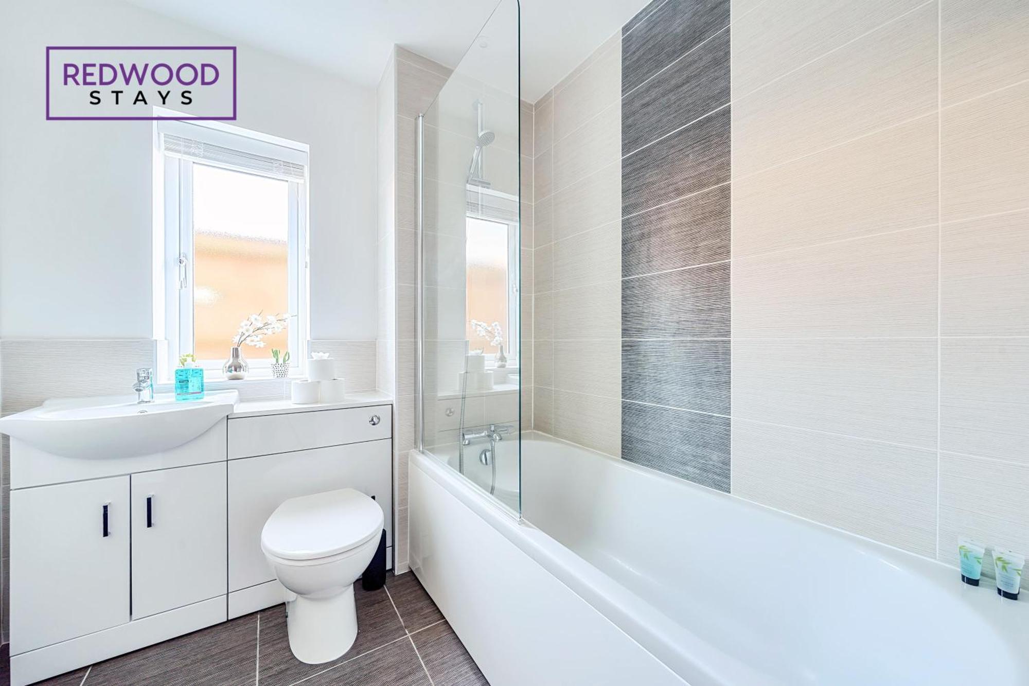 Redwood Stays: Modern Serviced Apartments with Free Parking & Streaming Basingstoke Exterior photo