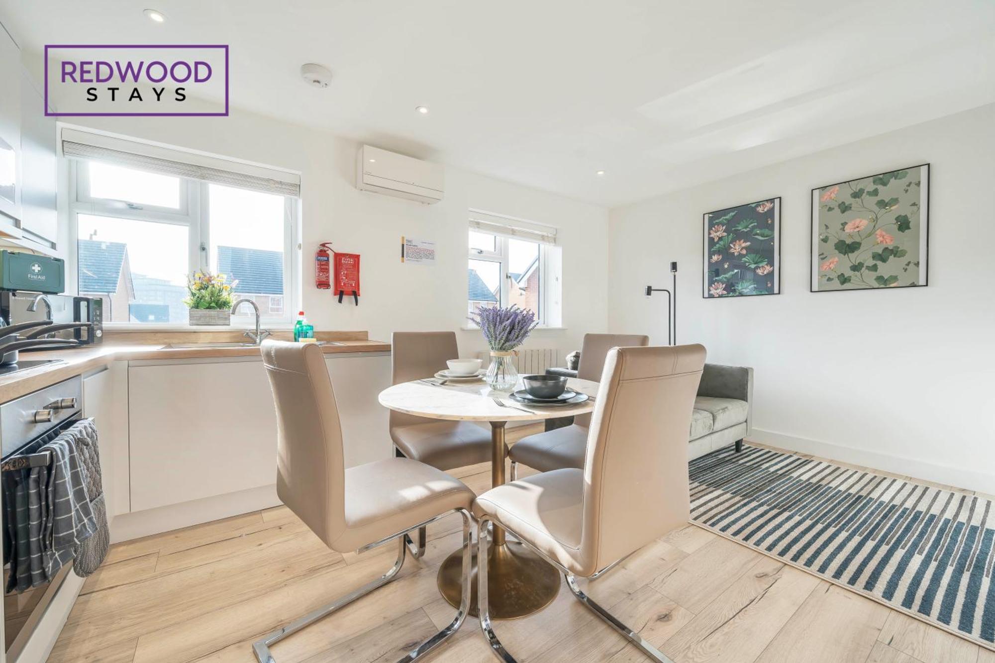 Redwood Stays: Modern Serviced Apartments with Free Parking & Streaming Basingstoke Exterior photo