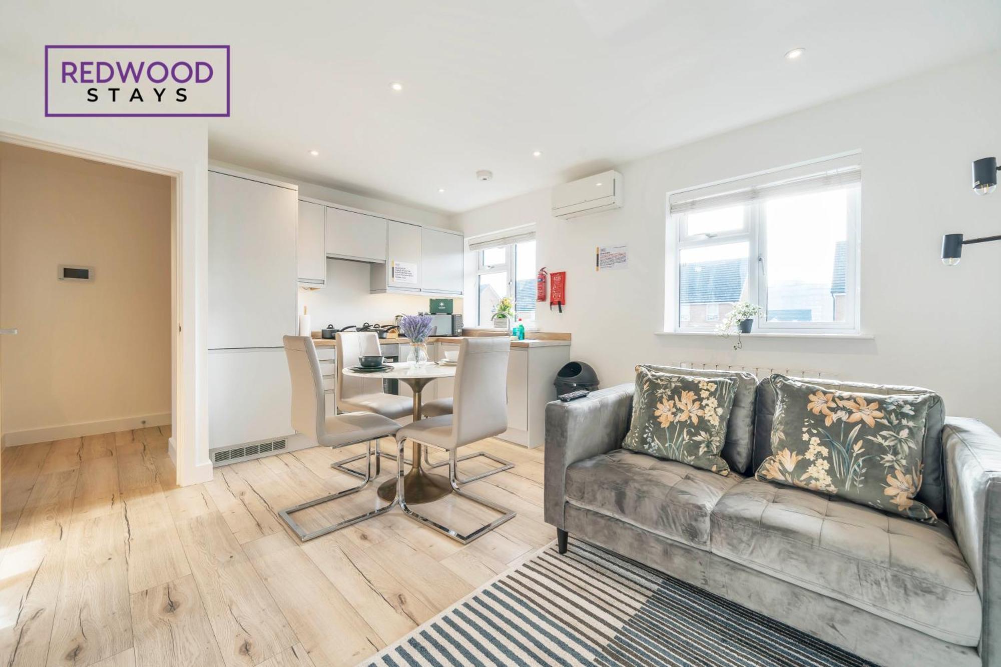 Redwood Stays: Modern Serviced Apartments with Free Parking & Streaming Basingstoke Exterior photo