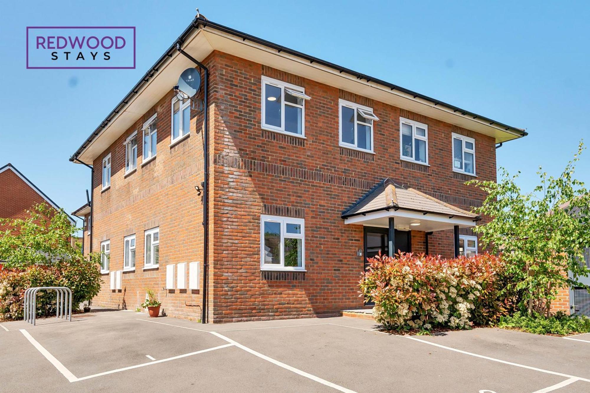 Redwood Stays: Modern Serviced Apartments with Free Parking & Streaming Basingstoke Exterior photo