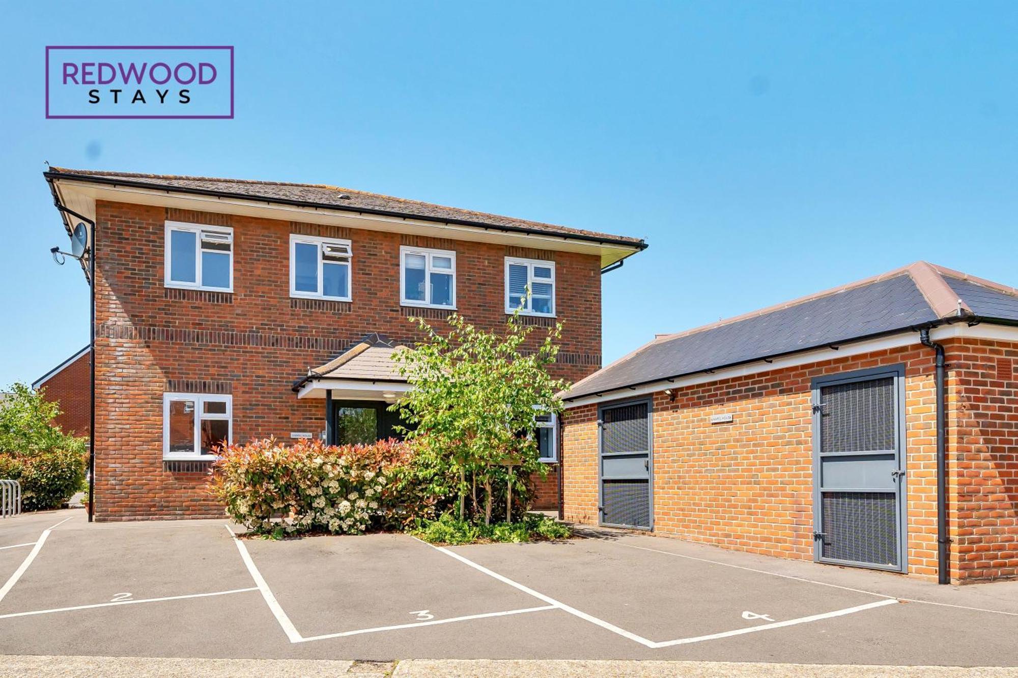 Redwood Stays: Modern Serviced Apartments with Free Parking & Streaming Basingstoke Exterior photo