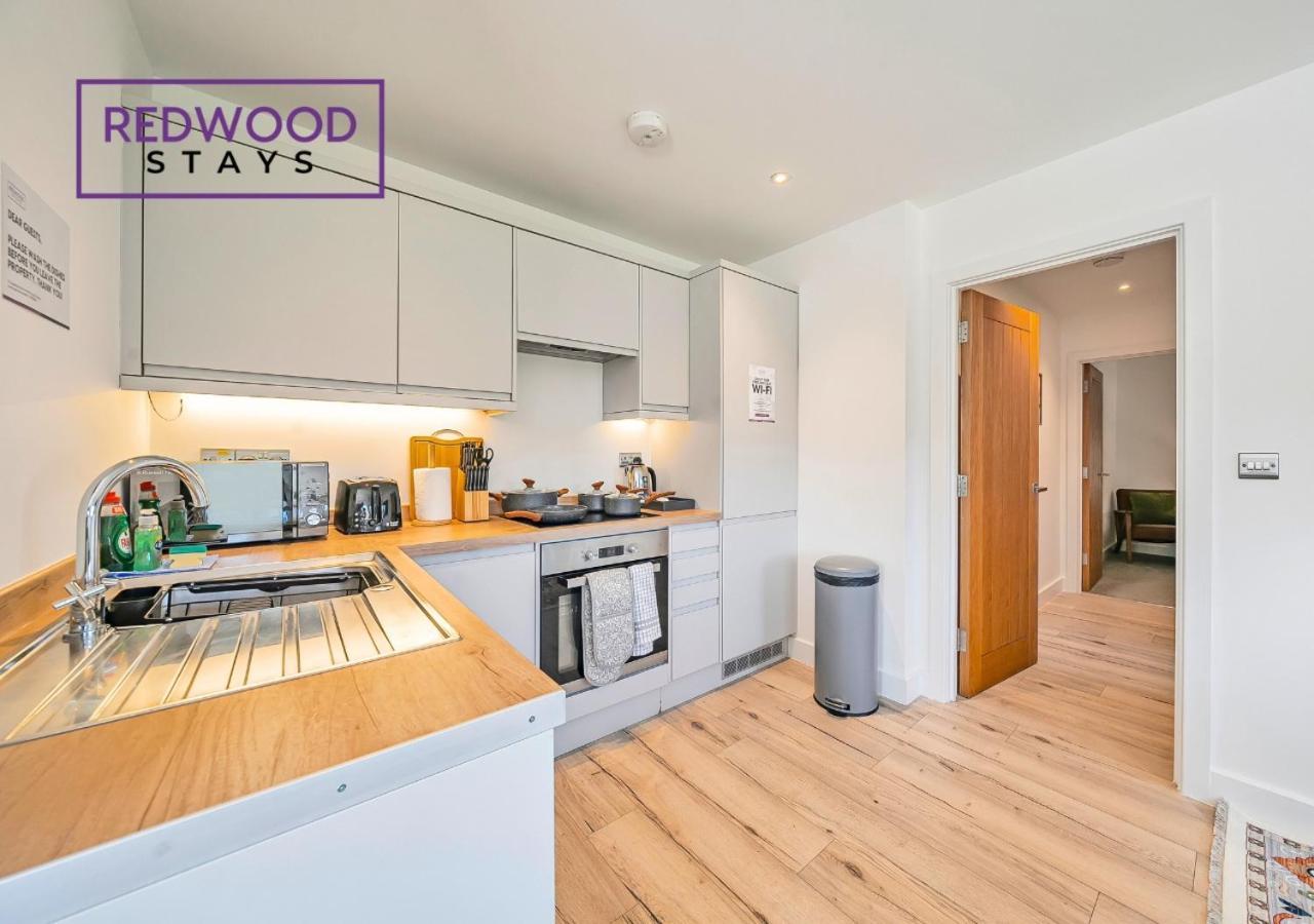 Redwood Stays: Modern Serviced Apartments with Free Parking & Streaming Basingstoke Exterior photo