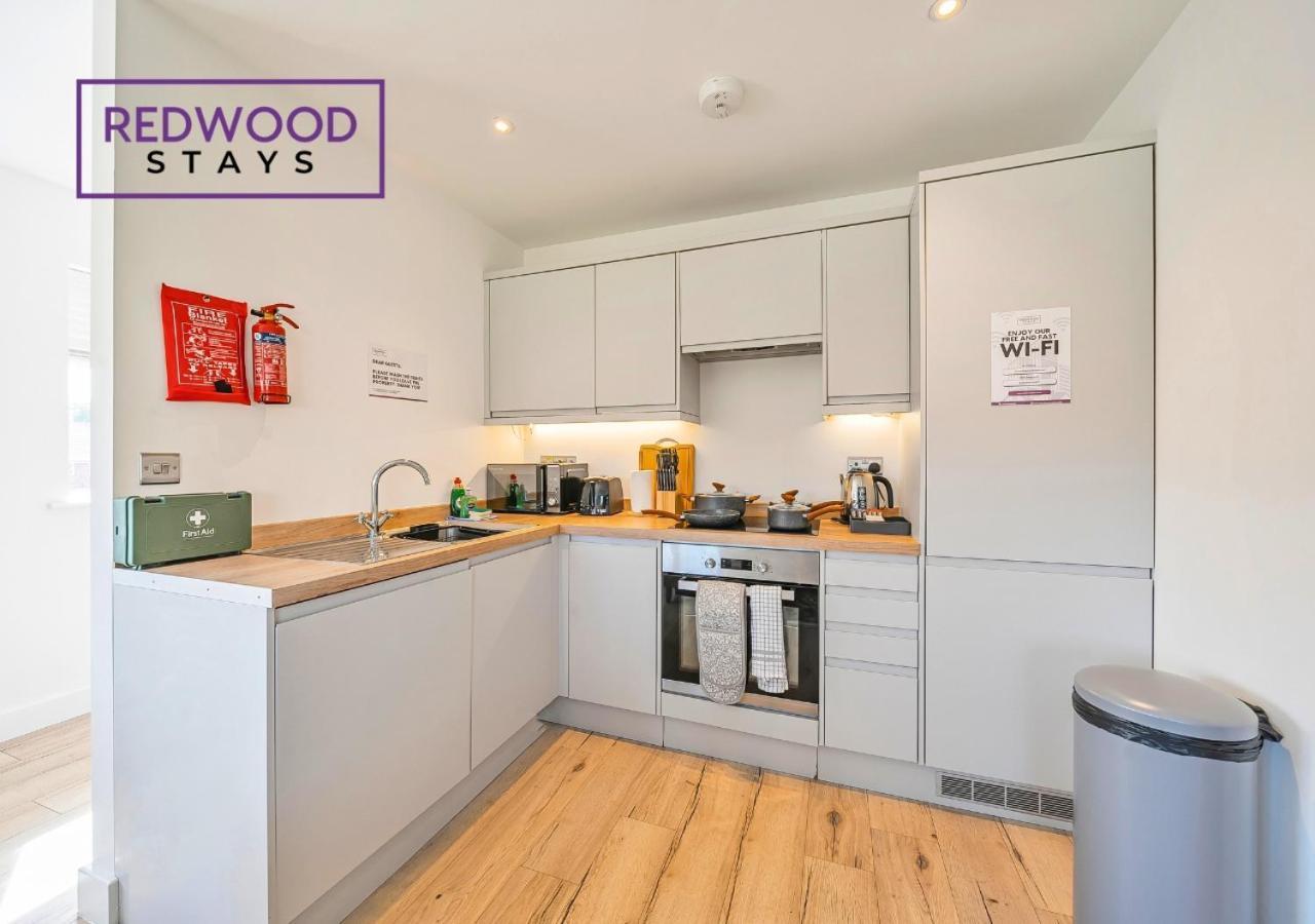 Redwood Stays: Modern Serviced Apartments with Free Parking & Streaming Basingstoke Exterior photo