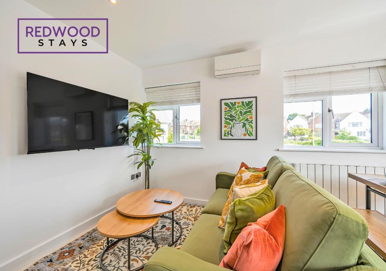 Redwood Stays: Modern Serviced Apartments with Free Parking & Streaming Basingstoke Exterior photo