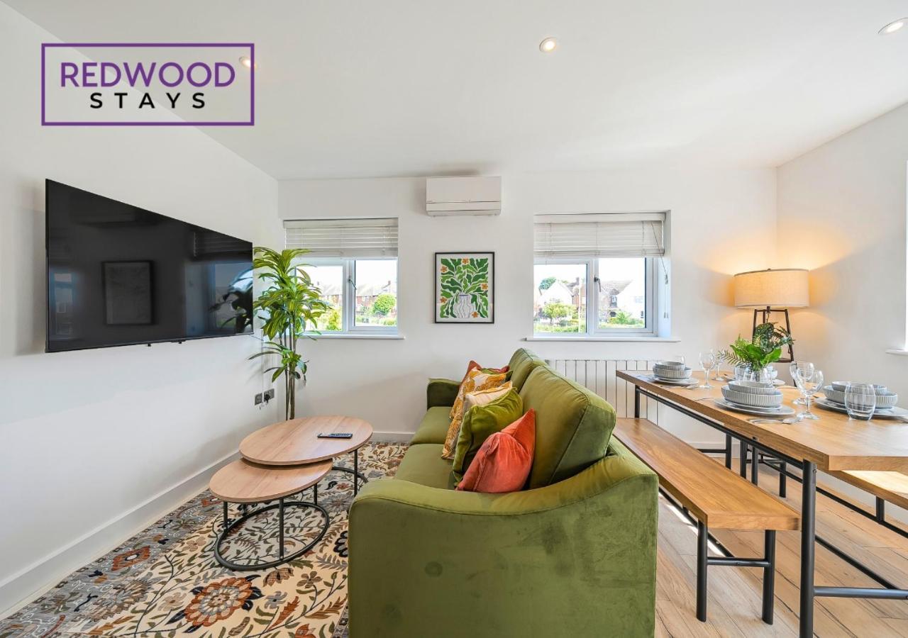 Redwood Stays: Modern Serviced Apartments with Free Parking & Streaming Basingstoke Exterior photo