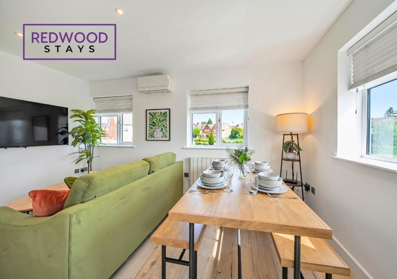 Redwood Stays: Modern Serviced Apartments with Free Parking & Streaming Basingstoke Exterior photo