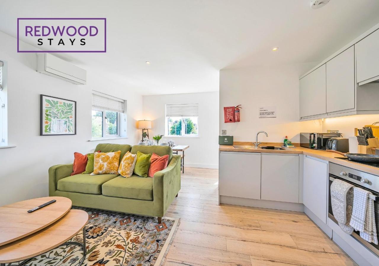 Redwood Stays: Modern Serviced Apartments with Free Parking & Streaming Basingstoke Exterior photo
